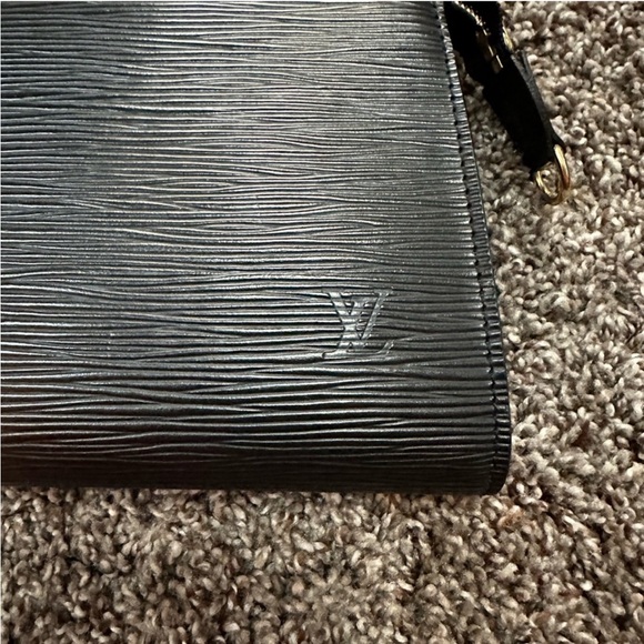 Authentic Louis Vuitton Pochette Accessories Epi Leather - Picture 3 of 16